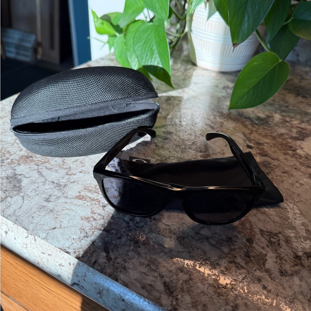 Men's Black Oakley Frogskin Sunglasses with Case